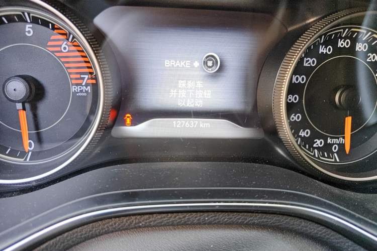 Used Jeep Cherokee 2019 2.0T Two-Wheel Drive Smart Enjoyment Version China VI Odometer Close Up