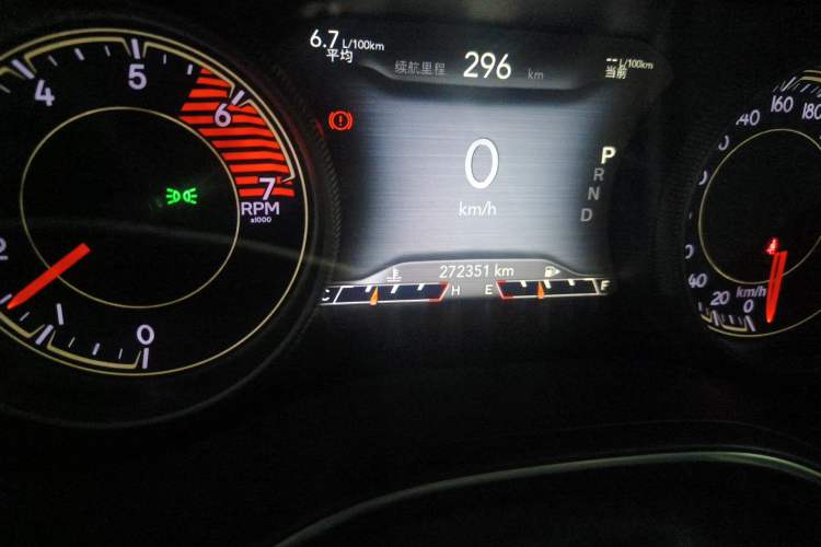 Used Jeep Cherokee 2019 2.0T Four-Wheel Drive Explorer Edition China VI Emission Standard Odometer Close Up