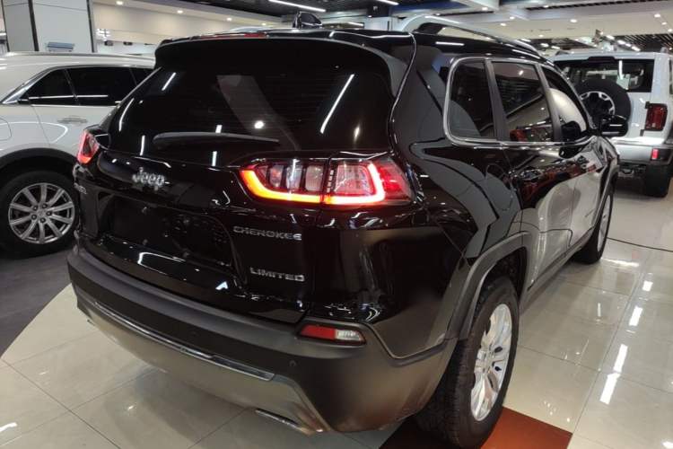 Used Jeep Cherokee 2019 2.0T Two-Wheel Drive Smart Enjoyment Version China VI Rear Right 45 Deg