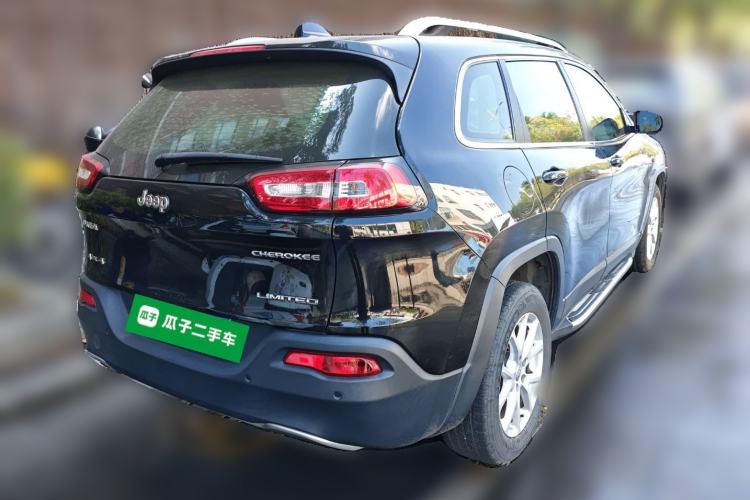 Used Jeep Cherokee 2019 2.0L 2WD Premium Edition China VI Rear Right 45 Deg