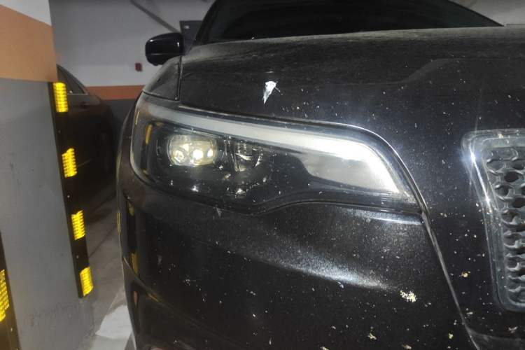 Used Jeep Cherokee 2019 2.0T Four-Wheel Drive Explorer Edition China V Right Front Headlight
