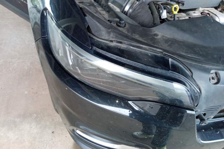 Used Jeep Cherokee 2019 2.0T Four-Wheel Drive Explorer Edition China V Right Front Headlight