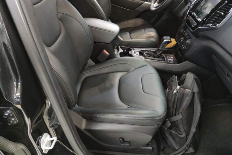 Used Jeep Cherokee 2019 2.0T Two-Wheel Drive Smart Enjoyment Version China VI Right Front Seat