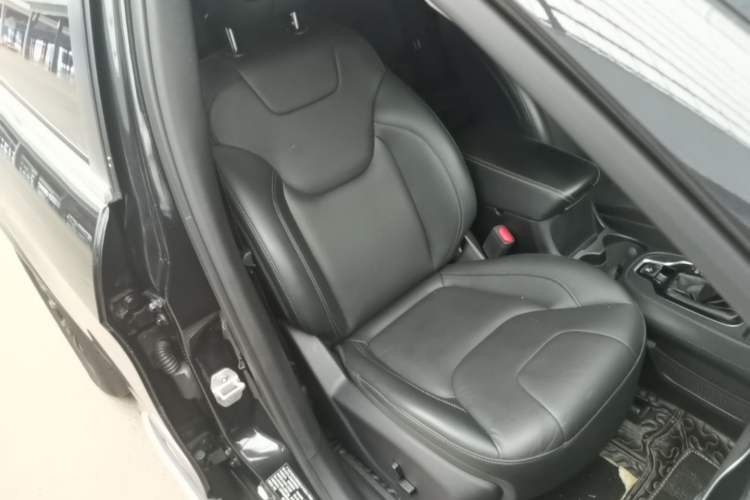 Used Jeep Cherokee 2019 2.0T Two-Wheel Drive Smart Enjoyment Version China V Right Front Seat