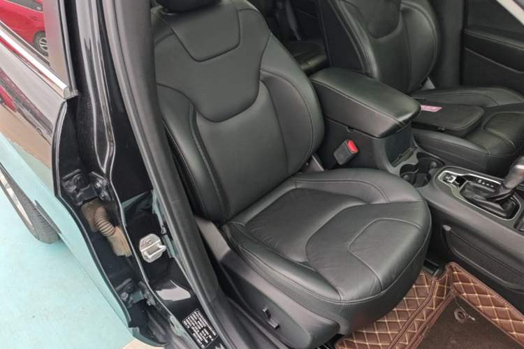 Used Jeep Cherokee 2019 2.0T Two-Wheel Drive Smart Enjoyment Version China V Right Front Seat