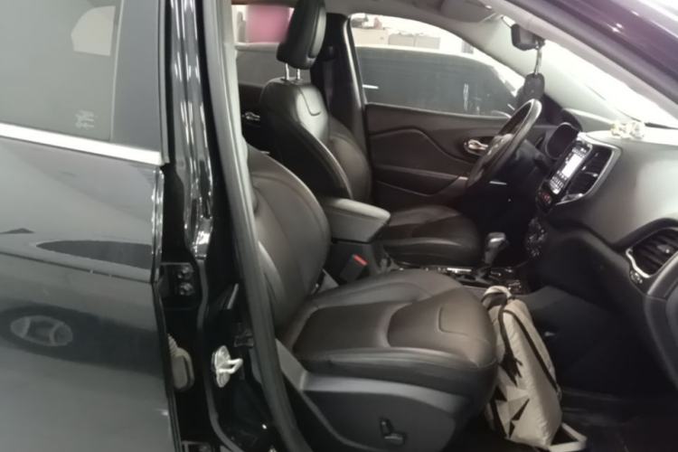 Used Jeep Cherokee 2019 2.0T Four-Wheel Drive Explorer Edition China V Right Front Seat