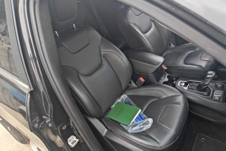 Used Jeep Cherokee 2019 2.0T Four-Wheel Drive Explorer Edition China VI Emission Standard Right Front Seat