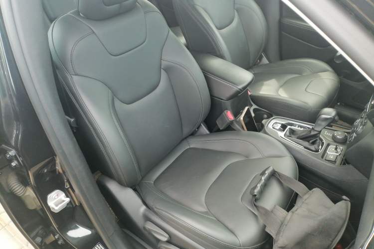Used Jeep Cherokee 2019 2.0T Four-Wheel Drive Exclusive Edition China V Right Front Seat