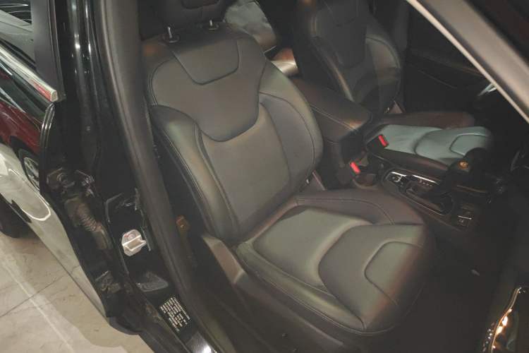 Used Jeep Cherokee 2019 2.0T Two-Wheel Drive Smart Enjoyment Version China VI Right Front Seat
