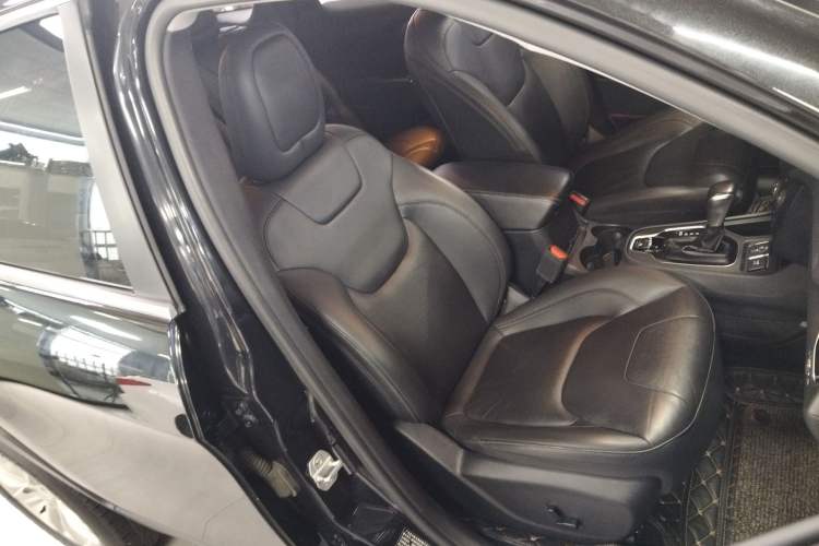 Used Jeep Cherokee 2019 2.0T Two-Wheel Drive Smart Enjoyment Version China VI Right Front Seat
