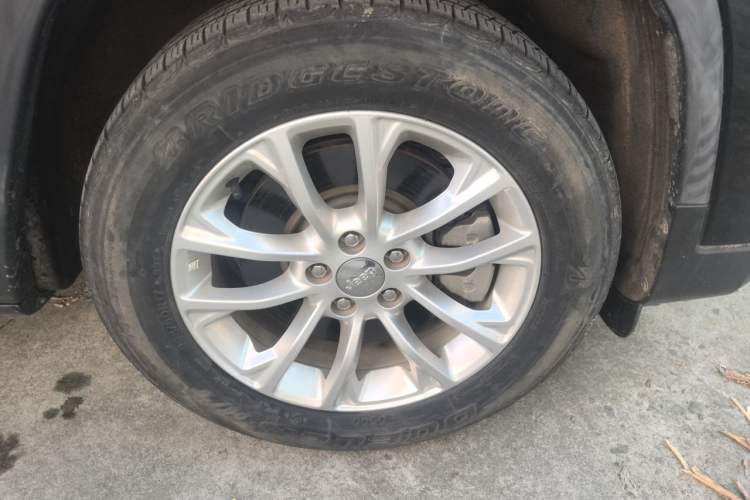Used Jeep Cherokee 2019 2.0T Two-Wheel Drive Smart Enjoyment Version China VI Right Front Wheel Hub