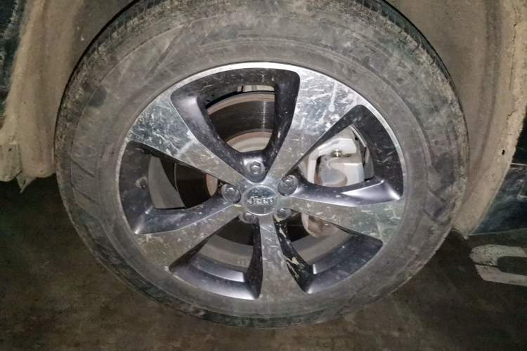 Used Jeep Cherokee 2019 2.0T Four-Wheel Drive Explorer Edition China V Right Front Wheel Hub