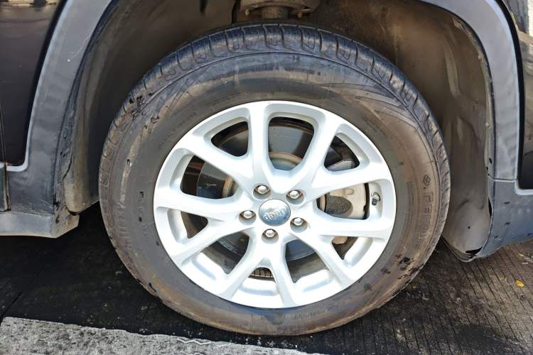 Used Jeep Cherokee 2019 2.0L 2WD Premium Edition China VI Right Front Wheel Hub