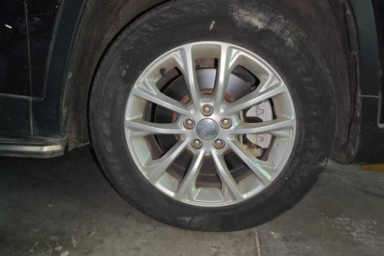 Used Jeep Cherokee 2019 2.0T Two-Wheel Drive Smart Enjoyment Version China VI Right Front Wheel Hub