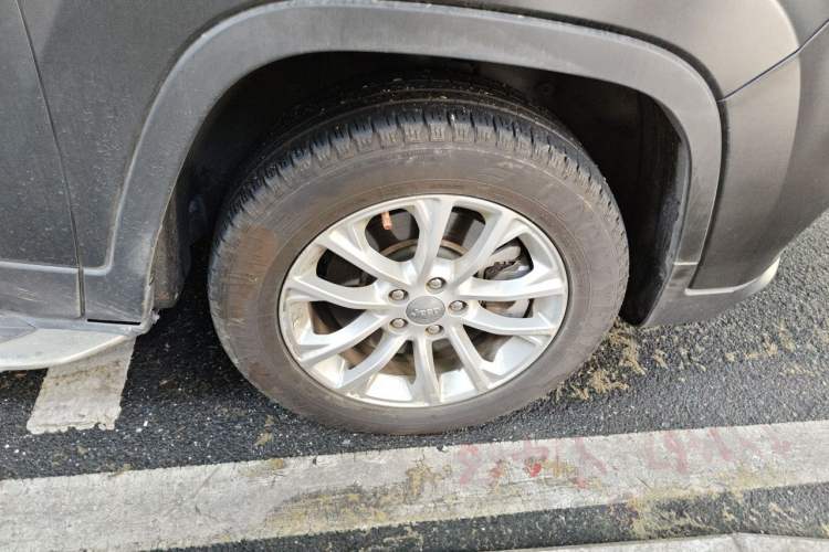 Used Jeep Cherokee 2019 2.0T Two-Wheel Drive Smart Enjoyment Version China VI Right Front Wheel Hub
