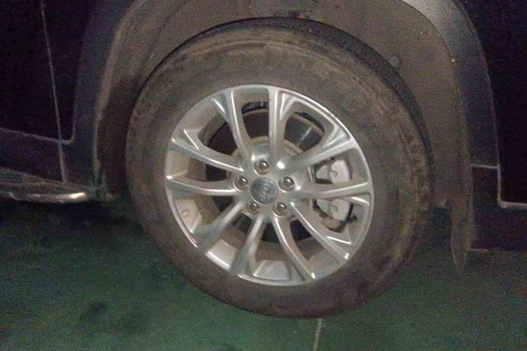 Used Jeep Cherokee 2019 2.0L Two-Wheel Drive Premium Edition China V Emission Standard Right Front Wheel Hub