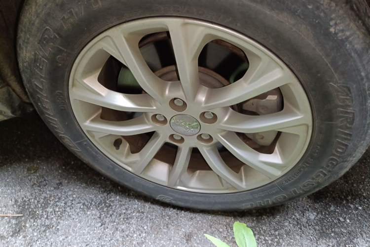 Used Jeep Cherokee 2019 2.0T Two-Wheel Drive Smart Enjoyment Version China VI Right Front Wheel Hub