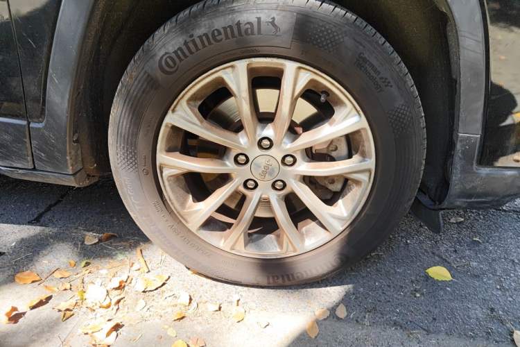 Used Jeep Cherokee 2019 2.0T Two-Wheel Drive Smart Enjoyment Version China VI Right Front Wheel Hub