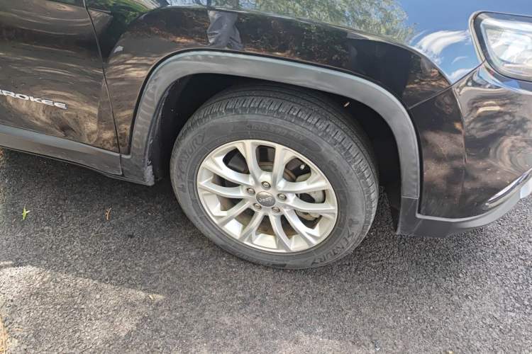 Used Jeep Cherokee 2019 2.0T Two-Wheel Drive Smart Enjoyment Version China VI Right Front Wheel Hub
