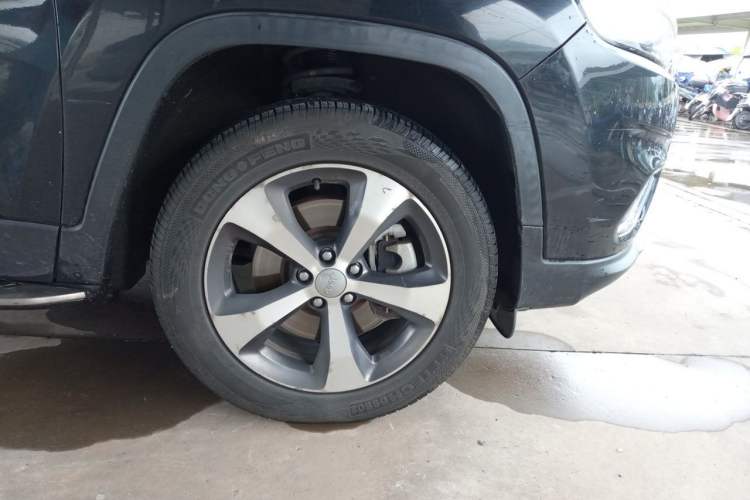 Used Jeep Cherokee 2019 2.0T Four-Wheel Drive Explorer Edition China V Right Front Wheel Hub