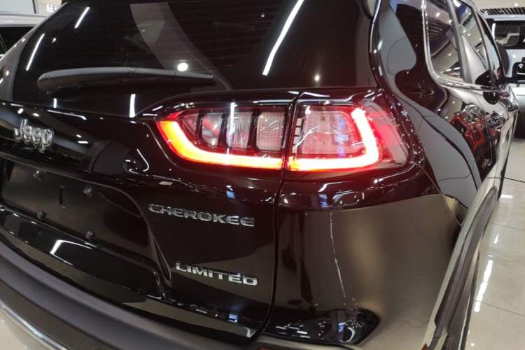 Used Jeep Cherokee 2019 2.0T Two-Wheel Drive Smart Enjoyment Version China VI Right Rear Taillight