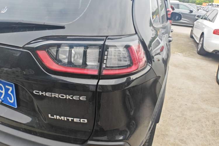 Used Jeep Cherokee 2019 2.0T Four-Wheel Drive Explorer Edition China VI Emission Standard Right Rear Taillight