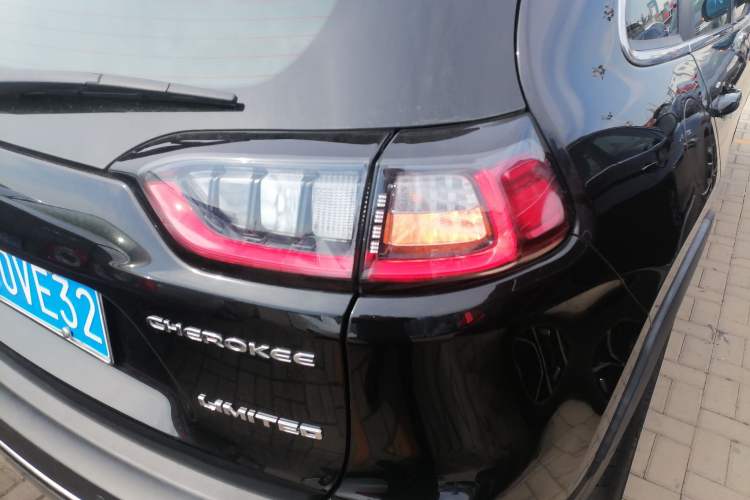Used Jeep Cherokee 2019 2.0T Four-Wheel Drive Exclusive Edition China V Right Rear Taillight