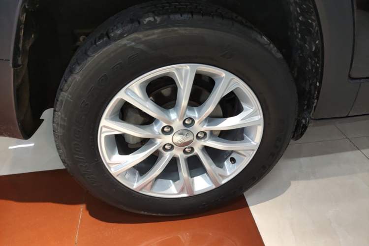 Used Jeep Cherokee 2019 2.0T Two-Wheel Drive Smart Enjoyment Version China VI Right Rear Wheel Hub