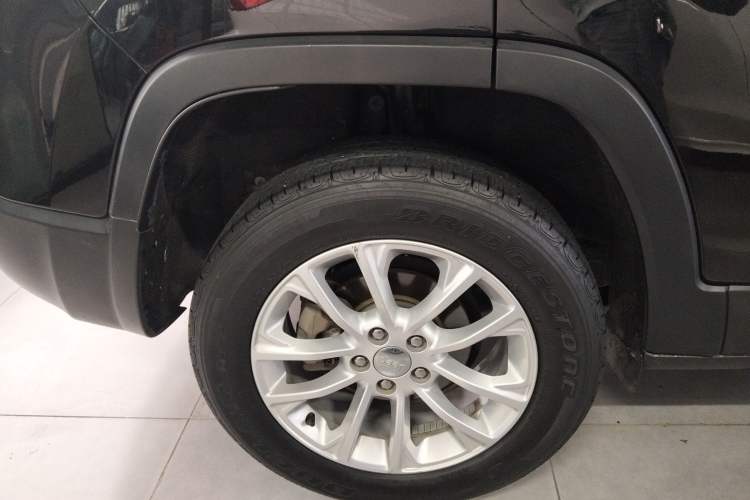 Used Jeep Cherokee 2019 2.0T Two-Wheel Drive Smart Enjoyment Version China VI Right Rear Wheel Hub