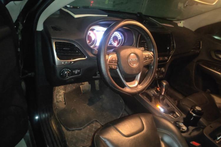 Used Jeep Cherokee 2019 2.0T Two-Wheel Drive Smart Enjoyment Version China VI Steering Wheel