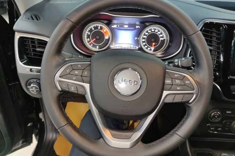 Used Jeep Cherokee 2019 2.0T Two-Wheel Drive Smart Enjoyment Version China VI Steering Wheel