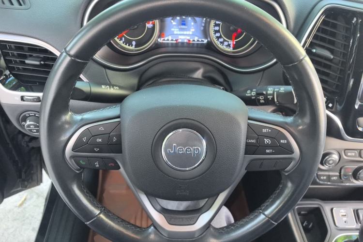 Used Jeep Cherokee 2019 2.0T Two-Wheel Drive Smart Enjoyment Version China VI Steering Wheel