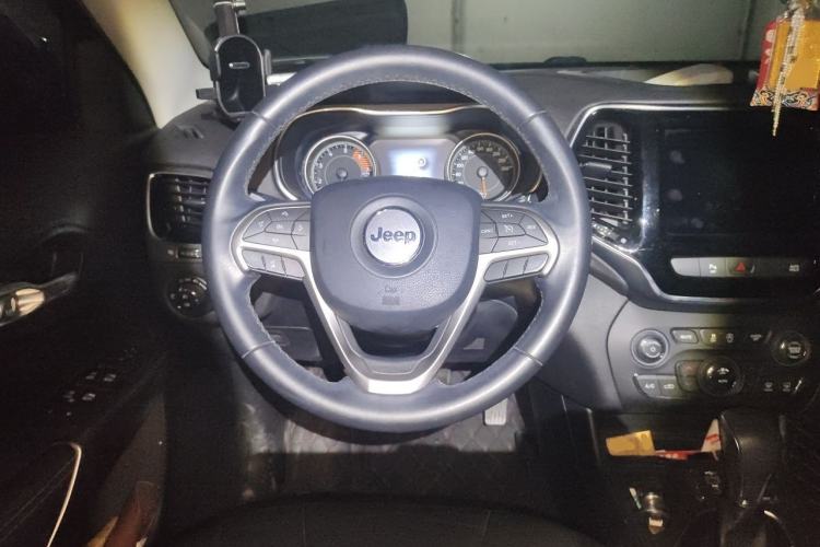 Used Jeep Cherokee 2019 2.0T Two-Wheel Drive Smart Enjoyment Version China VI Steering Wheel