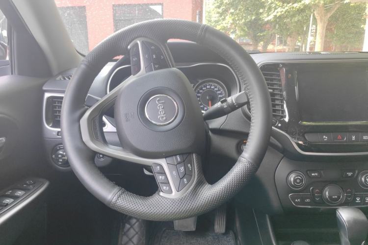 Used Jeep Cherokee 2019 2.0T Four-Wheel Drive Explorer Edition + Autonomous Driving Smart Package China VI Steering Wheel