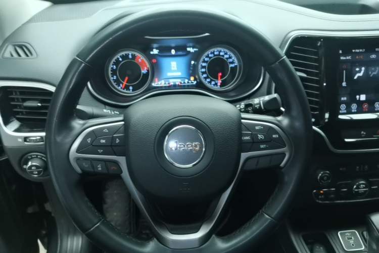 Used Jeep Cherokee 2019 2.0T Two-Wheel Drive Smart Enjoyment Version China V Steering Wheel