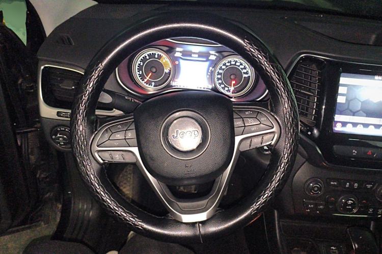 Used Jeep Cherokee 2019 2.0T Two-Wheel Drive Smart Enjoyment Version China VI Steering Wheel