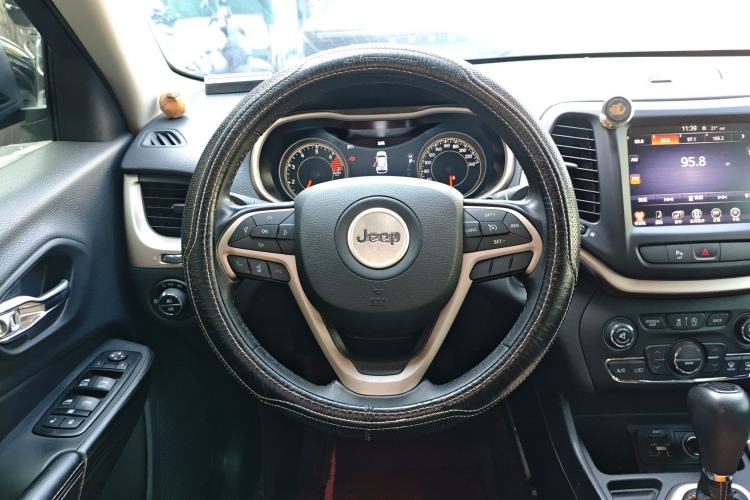 Used Jeep Cherokee 2019 2.0L 2WD Premium Edition China VI Steering Wheel