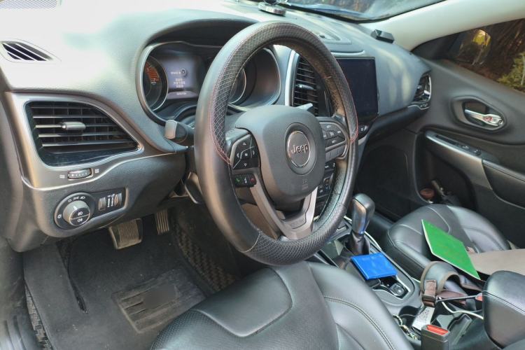 Used Jeep Cherokee 2019 2.0T Four-Wheel Drive Explorer Edition China VI Emission Standard Steering Wheel