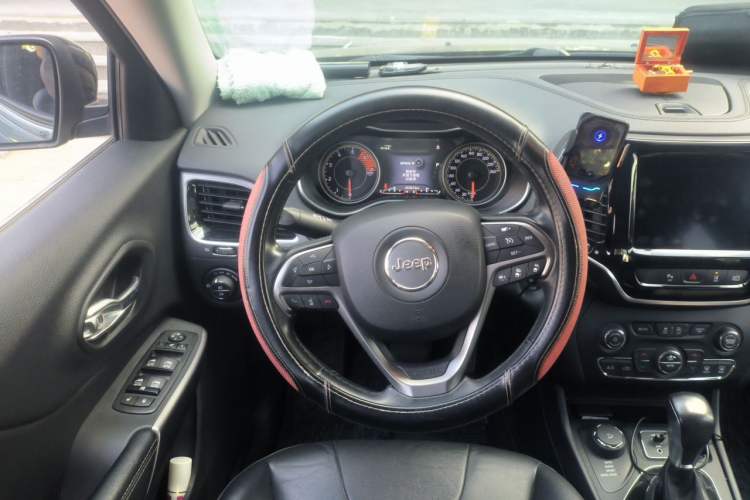 Used Jeep Cherokee 2019 2.0T Four-Wheel Drive Explorer Edition + Autonomous Driving Smart Package China VI Steering Wheel