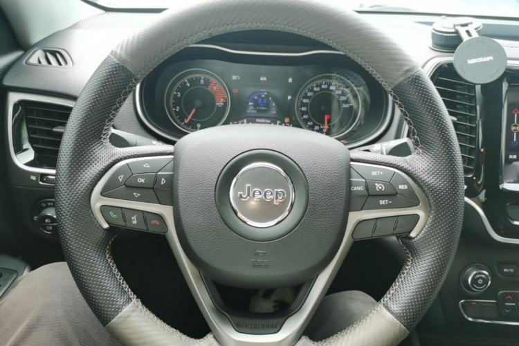 Used Jeep Cherokee 2019 2.0T 2WD Enjoyment Edition China V Steering Wheel