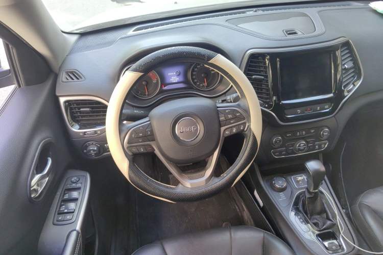 Used Jeep Cherokee 2019 2.0T Four-Wheel Drive Exploration Edition + Autonomous Driving Smart Package China V Steering Wheel