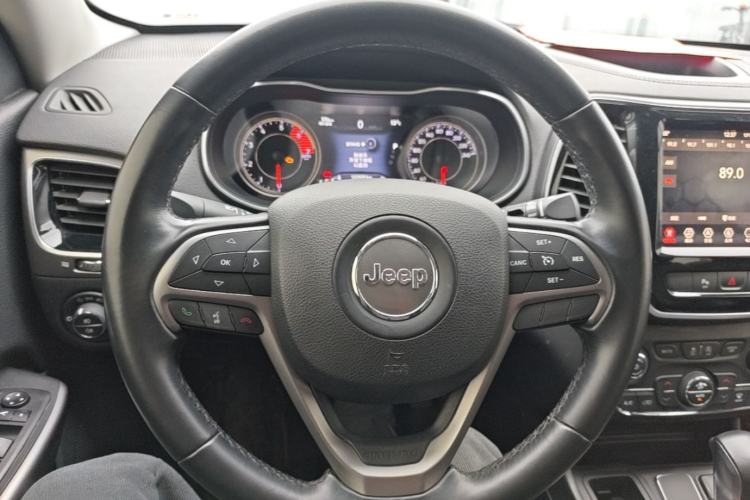 Used Jeep Cherokee 2019 2.0T Two-Wheel Drive Smart Enjoyment Version China V Steering Wheel