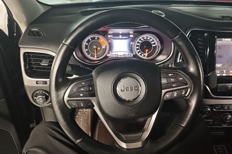 Used Jeep Cherokee 2019 2.0T Four-Wheel Drive Explorer Edition China V Steering Wheel