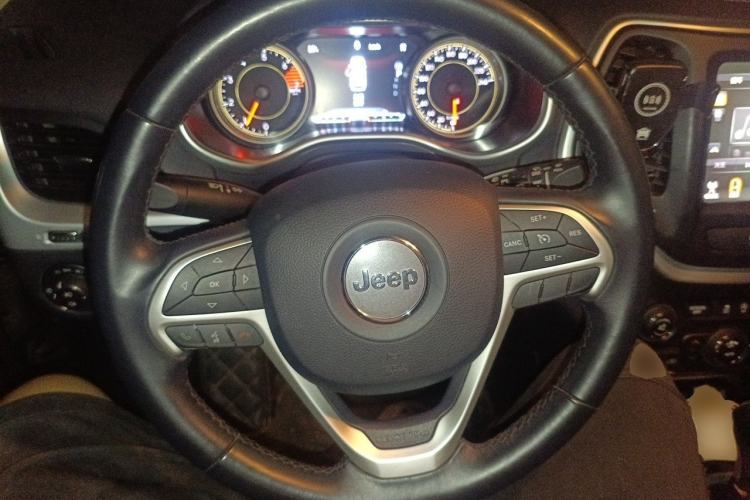 Used Jeep Cherokee 2019 2.0L Two-Wheel Drive Standard Edition China V Steering Wheel