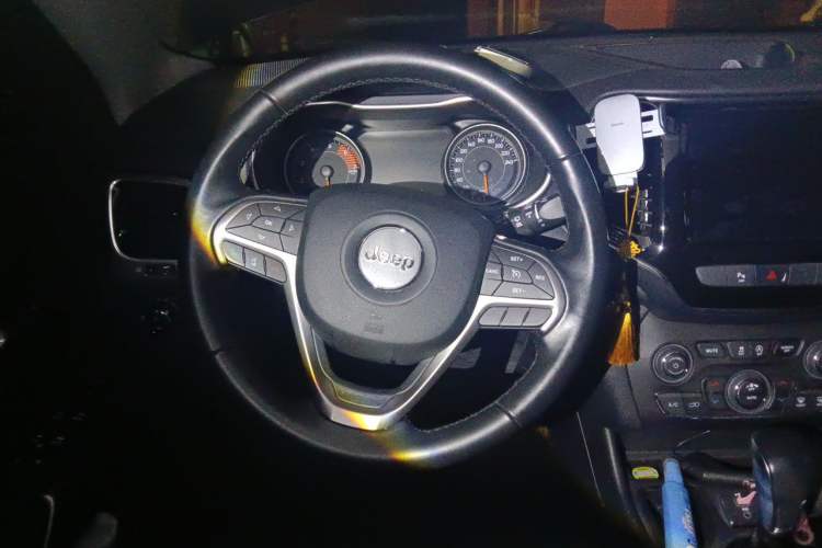 Used Jeep Cherokee 2019 2.0L Two-Wheel Drive Premium Edition China V Emission Standard Steering Wheel