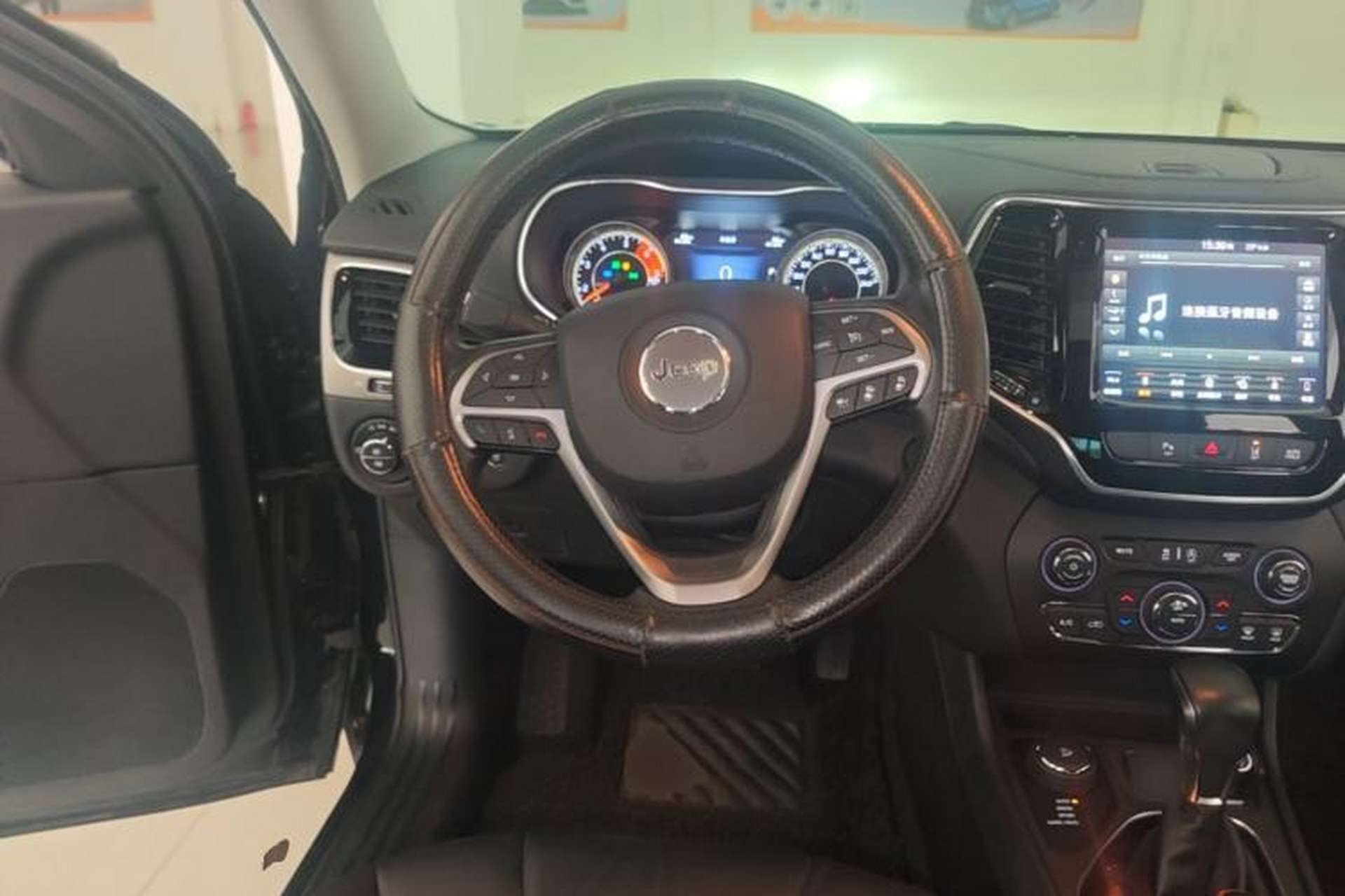 Used Jeep Cherokee 2019 2.0T Four-Wheel Drive Explorer Edition China V Steering Wheel
