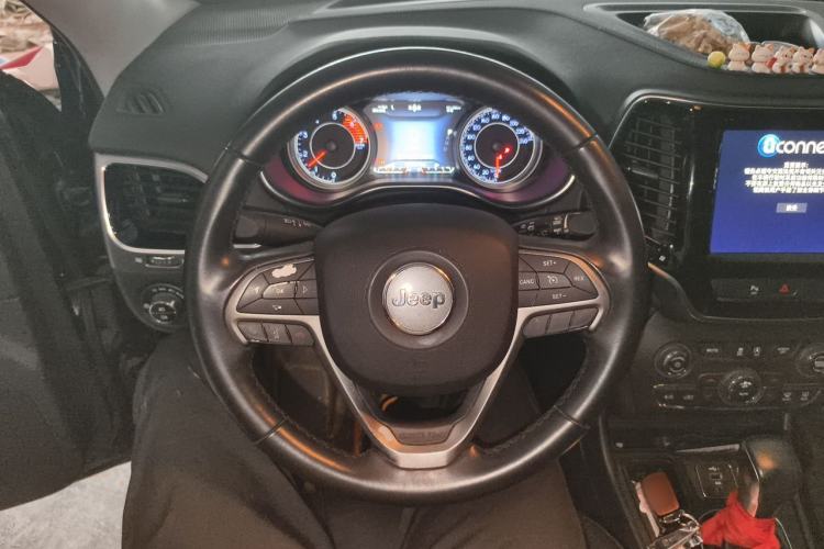 Used Jeep Cherokee 2019 2.0T Two-Wheel Drive Smart Enjoyment Version China V Steering Wheel