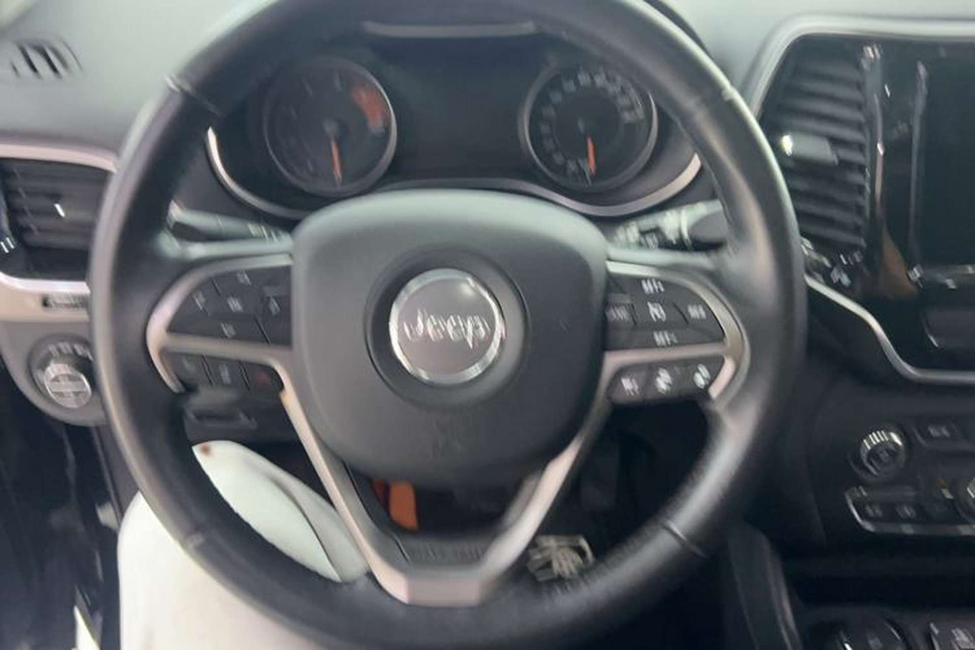 Used Jeep Cherokee 2019 2.0T Four-Wheel Drive Exploration Edition + Autonomous Driving Smart Package China V Steering Wheel
