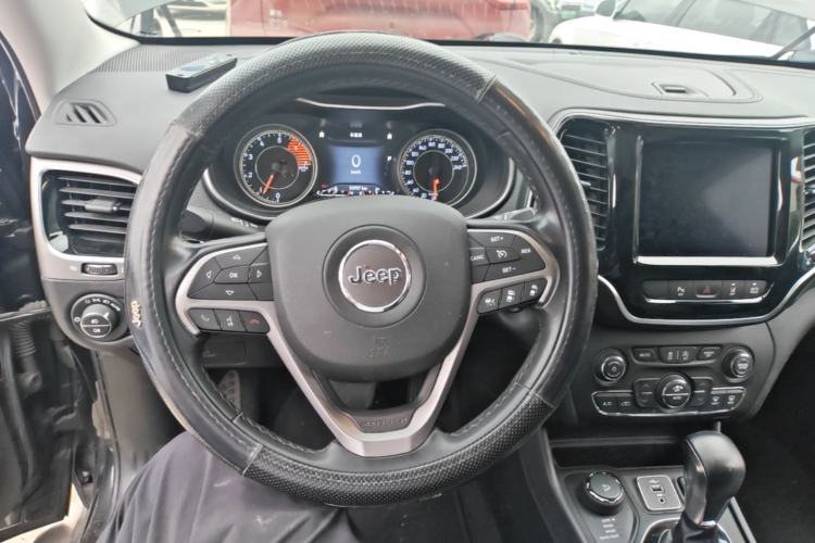 Used Jeep Cherokee 2019 2.0T Four-Wheel Drive Explorer Edition China VI Emission Standard Steering Wheel