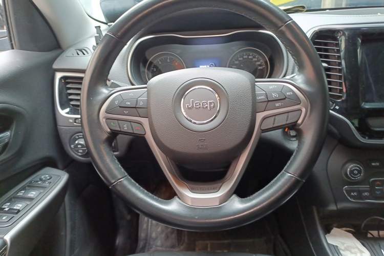 Used Jeep Cherokee 2019 2.0T Two-Wheel Drive Smart Enjoyment Version China VI Steering Wheel